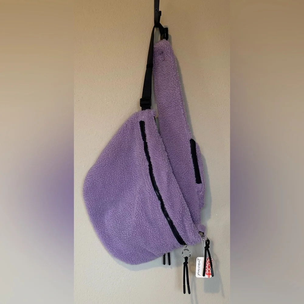 Free People Over Achiever Fleece Sling Bag NWT Steel Purple Lavender - Picture 2 of 5